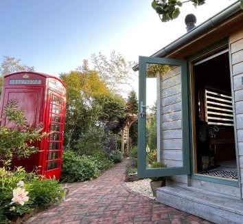 Ventnor Apartment | Rubys Retreat Stylish Log Cabin-Hidden Garden