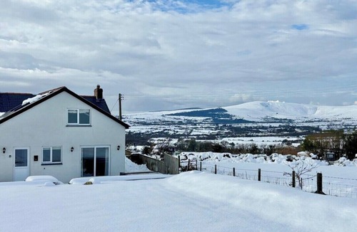Whitland House | Rural Cottage, 3 beds, 3 bath, log burner, HOT TUB