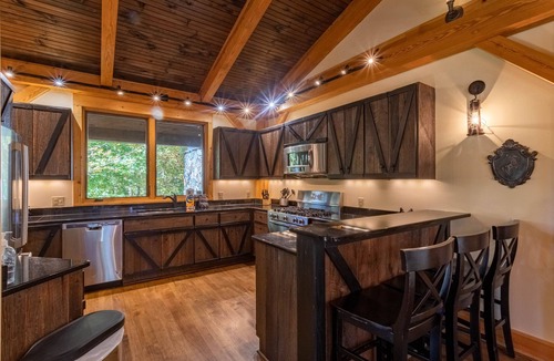 Banner Elk House | Rustic Cedar Rock Townhome at Eagles Nest - Front of the mountain, hot tub, firepit, pool table!