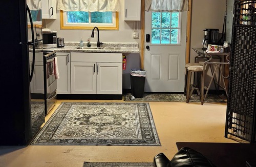 Au Gres Cabin | Rustic-Chic 2 bdr Pet Friendly Log Cabin, Steps to Lake Huron