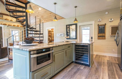 Hendersonville House | Rustic-Chic 2BR Cabin w/Clawfoot Tub | Near Trails