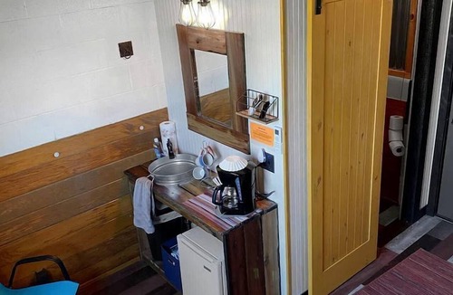 Lebanon Cabin | Rustic Loft-Style B&B in Tennessee – Unique Horse Stall Stay with Private Bath & Barn Breakfast Near Gallatin