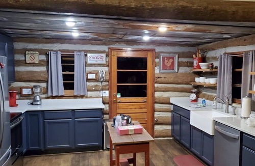 Franklin Cabin | Rustic Log Cabin Sleeps 10, Awesome views, loft, fireplace and STARLINK!