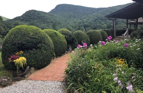 Highlands House | Rustic Mtn. Elegance with Views located Btwn Highlands-Cashiers-Lake Glenville!
