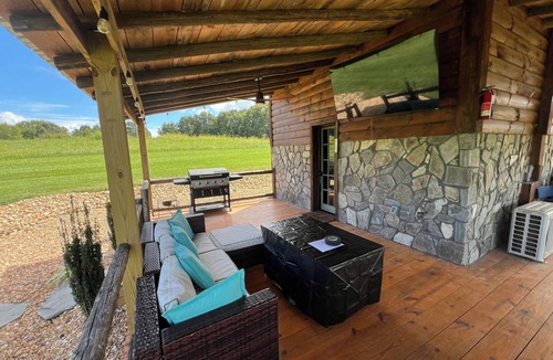 State Road Cabin | Rustic Tobacco Barn Cabin in the heart of Yadkin Valley Wine Country