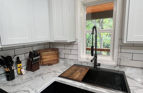 Burnsville House | Ruth's Place a private getaway located in the city limits feels like the country