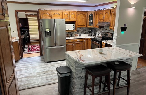 Fayetteville House | Sacred Spacious 5-bedroom Sanctuary in lovely Fayetteville with fitness room, AC