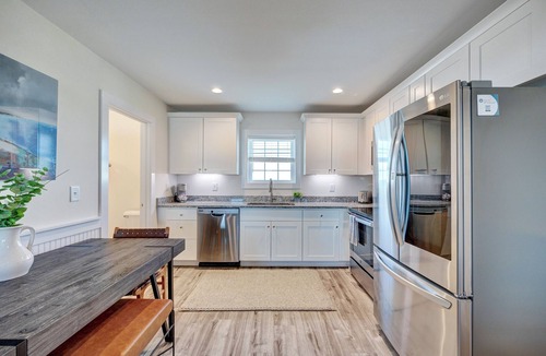 Surf City Apartment | Saltwater Suites, 104 Queen Pet Friendly 1st Floor