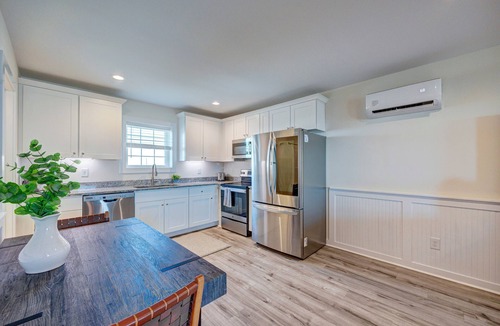 Surf City Apartment | Saltwater Suites, 104 Queen Pet Friendly 1st Floor