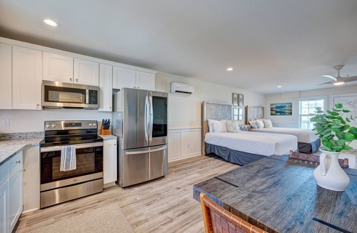 Surf City Apartment | Saltwater Suites, 104 Queen Pet Friendly 1st Floor
