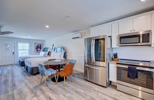 Surf City Apartment | Saltwater Suites, 302 Queen 3rd Floor