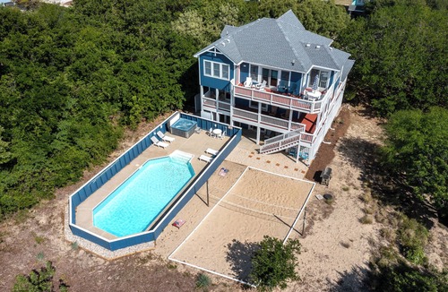 Duck House | Salty Breeze ~ Walk to Beach ~ Pool ~ Hot Tub ~ EV ~ 8-10 min walk to beach