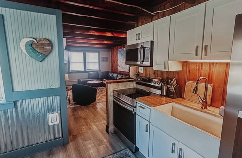 Colington Cottage | Sand Life - Pelican's Southern Nest! - Pet Friendly!