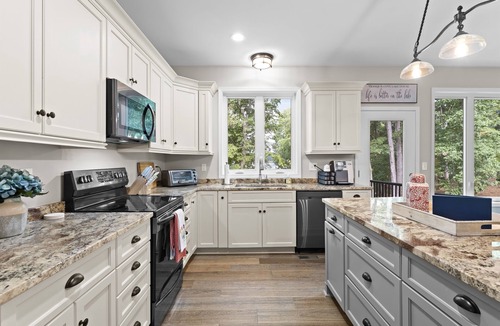 Troutman House | Sandy Beach, 2 King Suites, Game Rooms & Views!