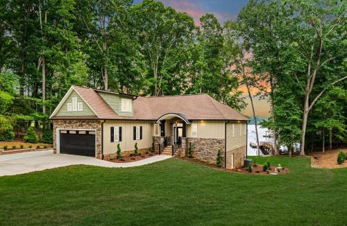 Troutman House | Sandy Beach, 2 King Suites, Game Rooms and Views!