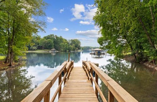 Troutman House | Sandy Beach, 2 King Suites, Game Rooms and Views!