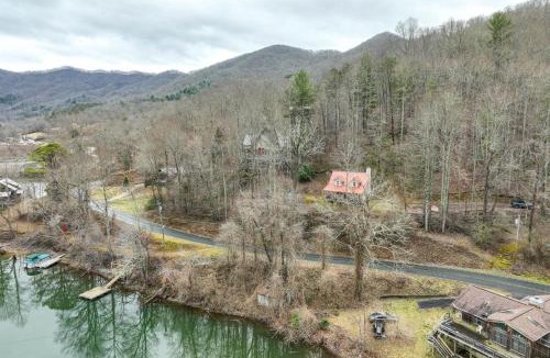 Robbinsville House | Santeetlah Lake Retreat with Dock Walk to Water!