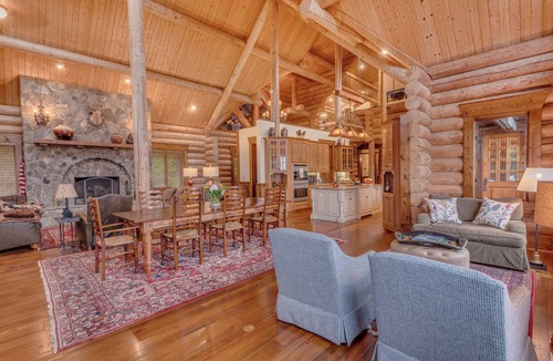 Highlands Cabin | Satulah Vista: Luxe cabin with stunning views minutes from downtown Highlands
