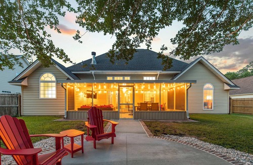 Pooler House | Savannah Family Hub: Game RM, Screened Porch & Work From Home, 15 mins Downtown