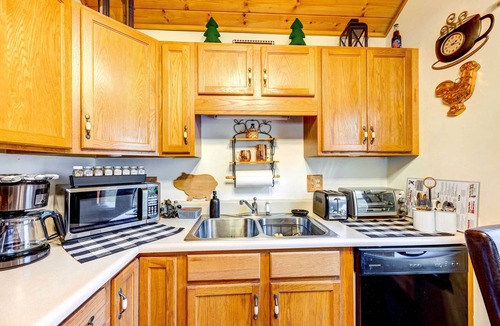 Marble Cabin | Scenic Marble Cabin w/Fire Pit!