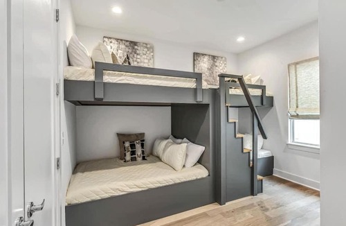 Buena Vista House | Scovel Row Retreat-Rooftop Views Near Broadway