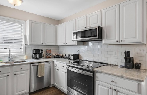 Wake Forest House | Screened-In Porch | Pet Friendly | Adjustable King Beds