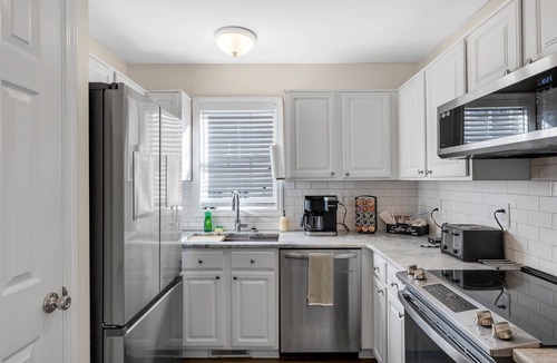 Wake Forest House | Screened-In Porch | Pet Friendly | Adjustable King Beds