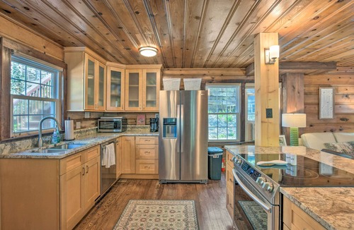 Lynn Cottage | Screened Porch & Grill: Waterfront Landrum Cottage