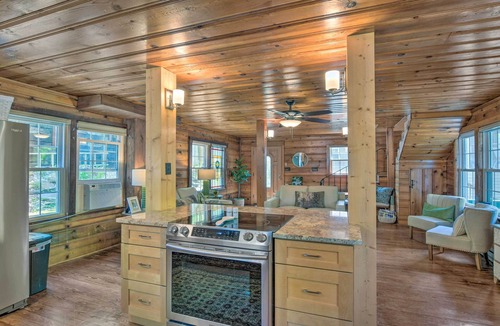 Lynn Cottage | Screened Porch & Grill: Waterfront Landrum Cottage