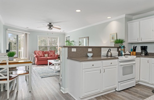 Long Beach Condo | Sea Esta: Condo with Community Pool and Elevator