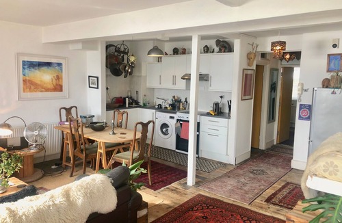 St Leonards-On-Sea Apartment | Seafront, direct ocean view, beautiful balcony, spacious flat