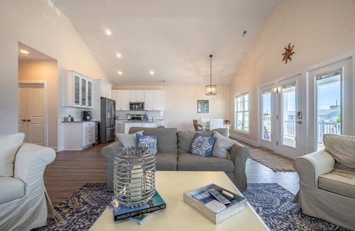 Kure Beach House | 🌊SeaWave: Spacious Pet-Friendly House with Deck & Grill | Walk 2 Beach🌊