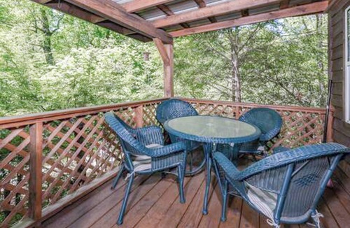 Lake Toxaway Cabin | Secluded Cabin with Fire Pit and Pickleball