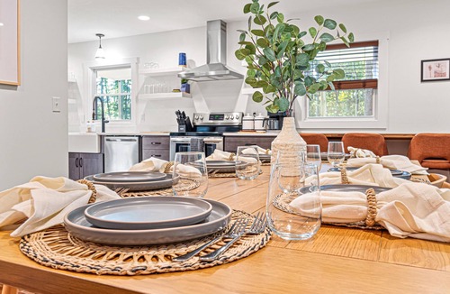 Alexander House | Secluded Chic Design: 15min AVL-GameRm-Sauna-HotTub