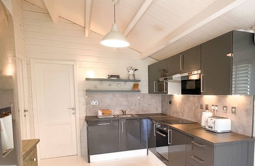 Abbess Roding Cottage | Secluded Countryside Lodge on 25 Acres | Private Deck & Views | Kent Escape
