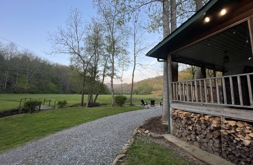 Robbinsville Cabin | Secluded Creekfront Cabin Mountain Views. Easy Access for Cars/Cycles Near TOTD