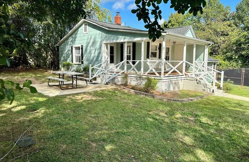 Kernersville House | Secluded Home 2BDR/1BATH KING & 2QUEEN Beds Sleeps 6 Long Term & Pets OK