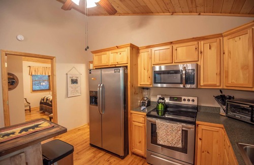 Piney Creek Cabin | Secluded + HOT TUB + 5 mins to State Park