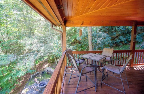 Piney Creek Cabin | Secluded + HOT TUB + 5 mins to State Park