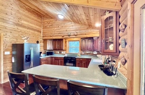 Hendersonville Cabin | Secluded Log Cabin near PointLook Out Winery