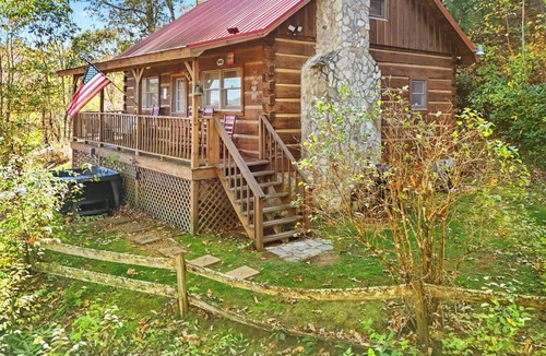 Lansing Cabin | Secluded log cabin w/hot tub and wood burning fireplace near West Jefferson