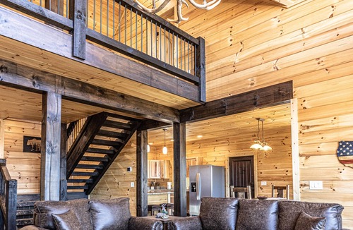 Bryson City Cabin | Secluded Luxury Cabin - Mountain Views, Fire Pit, Great Location! Sleeps 8.