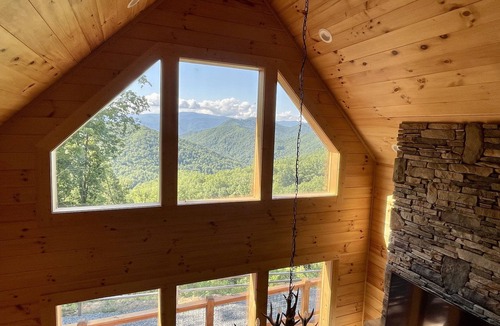 Bryson City Cabin | Secluded Luxury Cabin - Mountain Views, Fire Pit, Great Location! Sleeps 8.