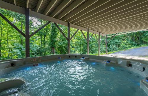 Skyland House | Secluded Luxury Home with Pool and Hot Tub in ASHEVILLE 15 min to Downtown