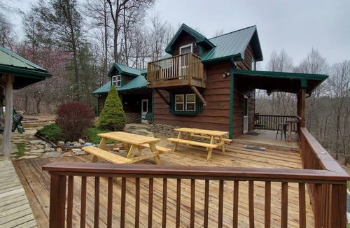 Spruce Pine House | Secluded mountain cabin w. amazing views on 12 acres 3 miles to Blue Ridge Pkwy!