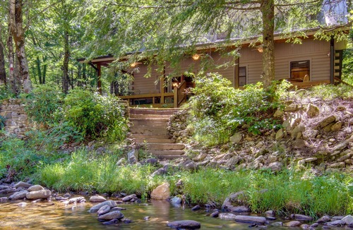 Burnsville Cottage | Secluded & Rustic Cabin on South Toe River!