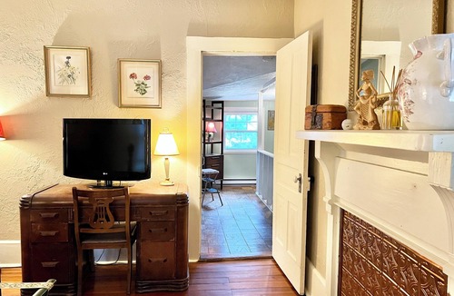Kenilworth House | Secluded Spacious Cottage with Mountain views 1 mile to Downtown