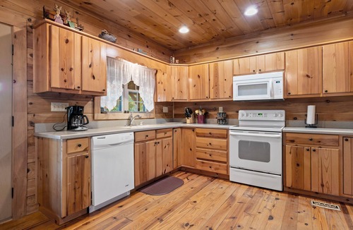 Hendersonville Cabin | Secluded Wood Cabin-Amazing Mtn Views, Hot Tub, WiFi