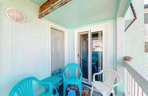 Morehead City Condo | Second-Floor, Ocean View Condo with a Balcony, WiFi & Shared Pool/Grills
