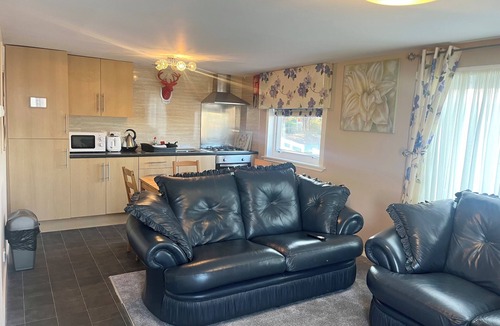 Stepps Ski Chalet | Self-catering accommodation 5 miles from Glasgow city centre, short/long term!